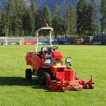 Manutenzione campo da calcio in erba naturale: attrezzi e step