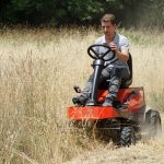 Come tagliare l’erba alta: tecniche e attrezzi per lo sfalcio